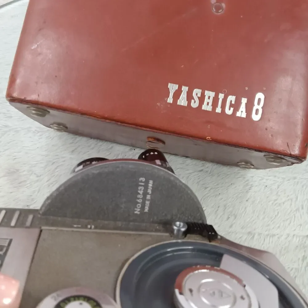 Vintage1950s/60s Yashica 8-E III 8mm wind-up movie camera complete w/ case